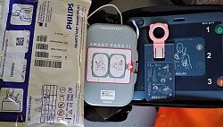 Material zum Defibrillator - 2020 vom DLRG Lahr e.V. über den Lahrer Stadtgulden angeschafftes Material