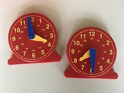 Zwei Lernuhren aus Holz aus dem Mathematik-Materalien, angeschafft 2020 über den Lahrer Stadtgulden