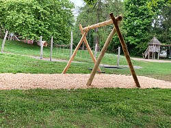 Die neue Doppelschaukel auf dem Spielplatz 