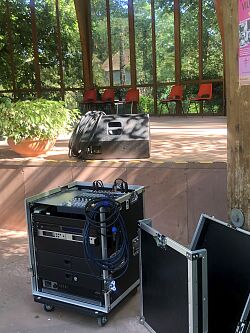 Die neue Tonanlage vor der Bühne des Pavillons im Lahrer Stadtpark, über den Lahrer Stadtgulden 2022 realisiert