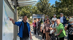 Andreas May (Stadtverwaltung Lahr) zeigt Ehrenamtlichen des Interkulturellen Gartens Lahr etwas auf einer Schautafel, bei der gemeinsamen Exkursion 2020