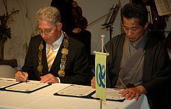 Unterzeichnung der Freundschaftsurkunde zwischen Lahr und Kasama