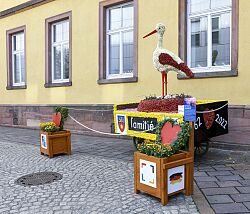 Blütenwagen mit einem Storch als Symbol der deutsch-französischen Freundschaft