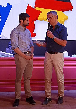 Doles Bürgermeister Jean-Baptiste Gagnoux und Lahrs Oberbürgermeister Markus Ibert (von links) stehen nebeneinander im Gespräch mit Mikro