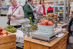 Marktstand mit Obst und Gemüse