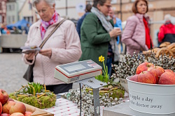 Marktstand mit Obst und Gemüse