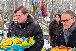 Zwei Männer mit Blumensträußen