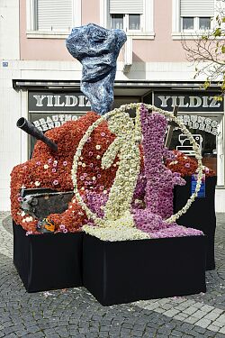 Blütenwagen mit zwei Figuren, die sich abklatschen