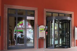 Das Bild zeigt den Eingangsbereich des Kulturbüros unter den Arkaden des Alten Rathauses.