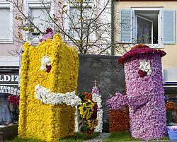 Blütenwagen mit dem Turm der Doler Kathedrale und dem Lahrer Storchenturm