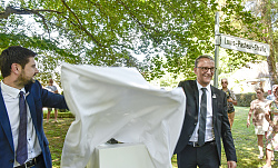 60 Jahre Städtepartnerschaft mit Dole: Doles Bürgermeister und OB Ibert enthüllen eine Statue von Louis Pasteur.