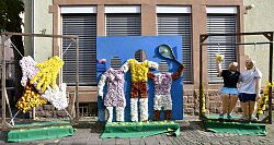 Blütenwagen mit Tennisspielerinnen und Tennisspielern