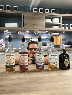 Brenner Immanuel Gruel mit Produkten seiner Whisky Manufaktur Tecker