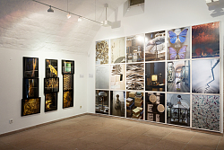 Das Bild zeigt einen Raum der Ausstellung „Die Langsdorff-Expedition – Vor deinen Augen“ mit zahlreichen Bildern