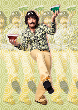 Mann mit einer roten und einer grünen Schale