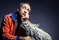 Porträt-Fotografie von Alfons und seinem Puschel-Mikrofon