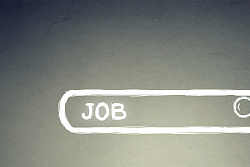 ein Mädchen mit langen Haaren und Brile schaut nach oben. Über ihr eine Suchzeile aus dem Handy mit der Aufschrift &#34;Job&#34;. 