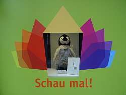 Ein Stoffpinguin steht im Schaufenster eines Lahrer Einzelhändlers. Daneben befindet sich ein Schild mit einem QR-Code, über den das Produkt mit dem Smartphone gekauft werden kann.