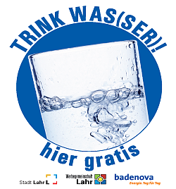 Das Foto zeigt das Logo der Aktion trink Was(ser). Zu sehen ist ein schräg gehaltenes Glas, in dem Wasser perlt. Das Bild ist rund zugeschnitten, im Kreis außenherum steht "TRINK WAS(SER)! hier gratis". Darunter die Logos der Stadt Lahr, der Werbegemeinschaft und der badenova.