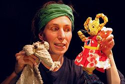 Puppenspielerin mit zwei Puppen