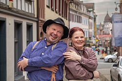 Ein Mann und eine Frau in historischen Kostümen