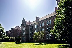 Auf dem Bild sieht man einen Teil der Alten Kasernen von Lahr. Große mächtige Sandsteingebäude. Früher Firma Roth-Händle.