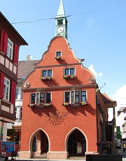 Das Alte Rathaus in Lahr, ein historisches Gebäude mit roter Fassade und einem Türmchen auf dem Dach.