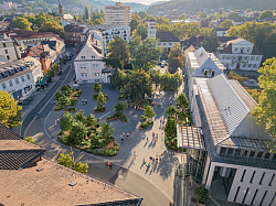 Luftbild vom Rathausplatz mir Begrünung