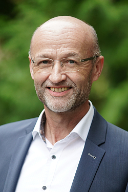 Auf dem Bild ist Arnfried Sickinger, Leiter der Zentralen Steuerung zu sehen.