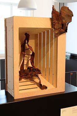 Die Raumwunderkiste wurde hochkant gestellt und darin ein verschlungenes Eisenelement eingebaut. 