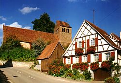 Das Bild zeigt die Burgheimer Kirche