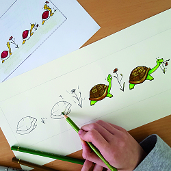 Bei der Ausstellung der Gewerblichen Schulen werden Bilder der Schüler gezeigt. Dieses Bild zeigt ein Ausstellungsstück in der Entstehen. Die gezeichnete Abfolge einer Zeichnung einer Schildkröte, die eine Chrysantheme frisst. 