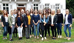 Gruppenfoto der neuen Auszubildenden vor dem Lahrer Rathaus