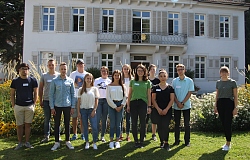 Die neuen Azubis der Stadt Lahr haben sich vor dem Lahrer Rathaus gruppiert. 