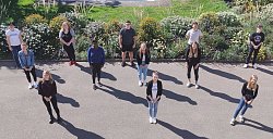 Die neuen Auszubildenden stehen vor dem Lahrer Rathaus in Corona bedingtem Abstand zueinander. Der Fotograf fotografiert von oben herab.