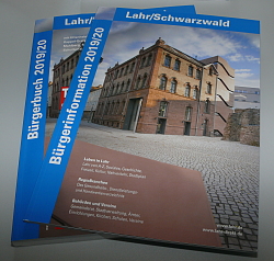 Das Bürgerbuch der Stadt Lahr ist neu erschienen. Das Bild zeigt das Cover der in blau gehaltenen Bürgerinformation mit dem Museumsplatz als Titel. 