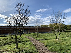 Gebäude des Bürgerzentrums im Bürgerpark bei Sonnenschein