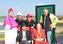 Auf der Baustelle des Europäischen Forums am Rhein, zukünftiges Theater: Guido Schumacher als Bischof (Geschäftsführer BAAL novo Theater Eurodistrict), Diana Zöller (stellv. Leiterin BAAL novo Theater Eurodistrict), Maxime Pacaud und Benjamin Wendel (Schauspieler) in Begleitung der Bauleitung (Eberhard Grösser und Peter Slavov v.l.n.r)