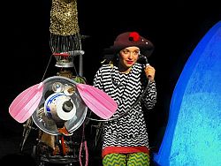 Eine Schauspielerin vor dunklem Hintergrund