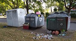 Illegal abgelegter Müll neben Altglascontainern an der Römerstraße in Lahr.