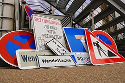 Mehrere verschiedene ausgediente Verkehrsschilder, die bei BGL für die Wiederaufbereitung gesammelt werden