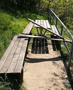 Zerstörte Sitzgruppe in Lahr, an Bänken wurden die Holzlatten der Sitzfläche herausgerissen 