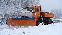 Ein Räumfahrzeug des BGL unterwegs im Winterdienst auf einer verschneiten Straße
