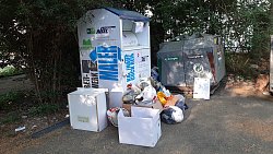 Wild abgelagerter Müll an einem Altkleidercontainer in Lahr. An einem Altkleidercontainer, in den zurzeit nichts eingeworfen werden soll, stehen mehrere Tüten mit Kleiung sowie Kartons.