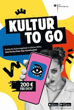 Poster zur Bewerbung des Kulturpasses: Das schwarz-weiß Foto einer jungen Frau, die ein pinkfarbenes Handy in die Kamera hält, ist eingebettet in bunte Farbfelder und die Schrift "Kultur to go".