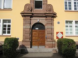 Das Foto zeigt den massiven Sandsteineingang der Badischen Malerfachschule