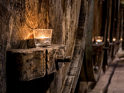 Die Stadt Lahr zeigt auf ihrer Homepage lohnende Ausflugsziele. Das Bild zeigt einen Weinkeller mit Holzfässern, romantisch mit Teelichtern beleuchtet. 