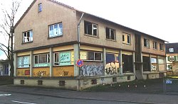 Das Bild zeigt ein Haus in der Max-Planck-Straße in Lahr, das zusehends verfällt. Es ist mit Graffiti besprüht, Fensterscheiben sind zerbrochen. Es macht einen unansehnlichen Eindruck.