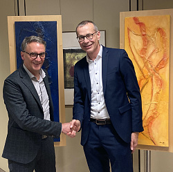 Markus Ibert (links), Oberbürgermeister der Stadt Lahr und Aufsichtsratsvorsitzender des E-Werks Mittelbaden, gratuliert Bernhard Palm zur Ernennung als neuer Vorstand im E-Werk Mittelbaden.