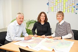 von links nach rechts: Bernd Haller, Vorsitzender des Gutachterausschusses bei der Stadt Lahr; Miriam Koechel, Leiterin der Geschäftsstelle des Gutachterausschusses in Lahr, Sandra Benz, Mitarbeiterin der Geschäftsstelle des Gutachterausschusses in Lahr